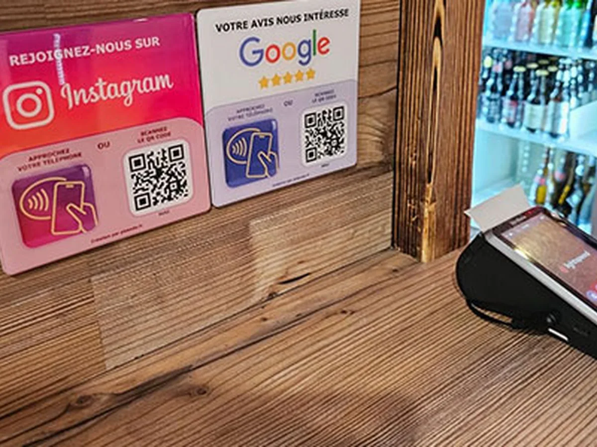 Plaque NFC Google avis chez bar à cocktails