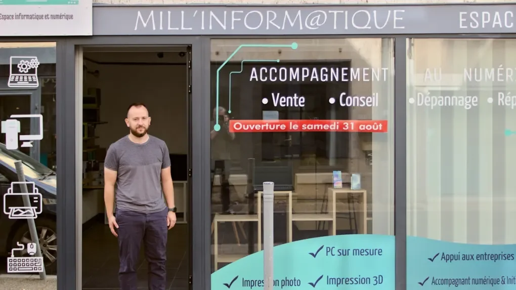 Yohan devant sa boutique Mill'Informatique au Blanc